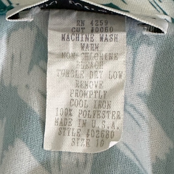 Vicki. Wayne’s sz 10 silky feel blouse. White with a small green print - Picture 8 of 9